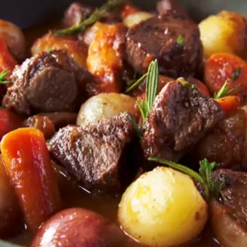 Lamsstoofpot met Cipolline Uien en Rode Aardappelen