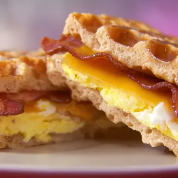Wafel Sandwich met Ei en Spek