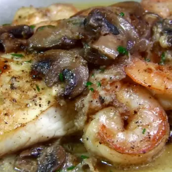 Gebakken Pompano met Garnalen-Champignonsaus