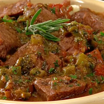Kalfsvlees Grillades met Romige Grits en Groene Bladeren