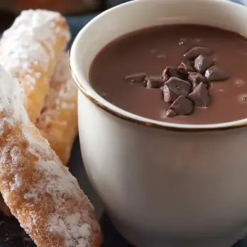 Warme Chocolademelk met Ouderwetse Donutstokjes