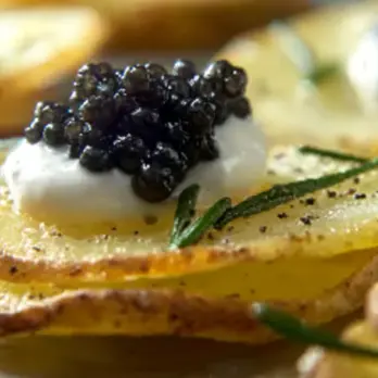 Luxe Aardappelchips met Kaviaar en Creme Fraiche
