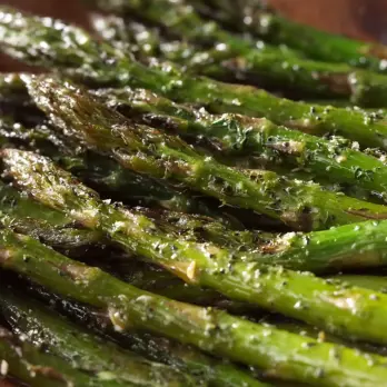 Gegrilde asperges met romige estragonvinaigrette