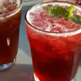 Verfrissende Granaatappel-Cranberry IJsthee