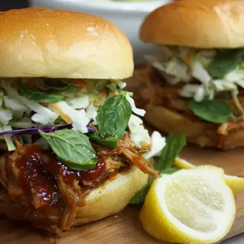 Pulled Pork Sliders met Groene Koolsla