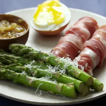 Asperges met Prosciutto en Hollandaisesaus