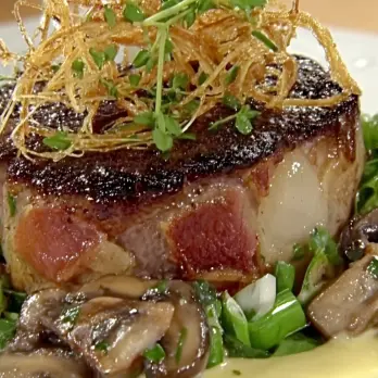 Ossenhaas gevuld met Krab en Shiitake met Coquilles en Paarse Aardappelnestjes