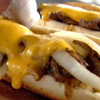 Philly Cheese Steak Sandwich met Maui-ui en Cheese Whiz