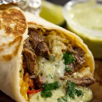 Philly-Rito met Zure Room en Koriandersaus
