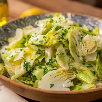 Knapperige Koolsalade met Verse Kruiden