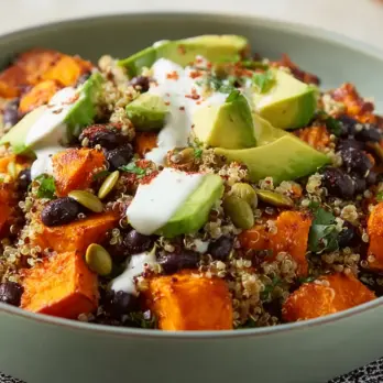 Quinoa Zoete Aardappel Bowl met Zwarte Bonen en Yoghurtdressing