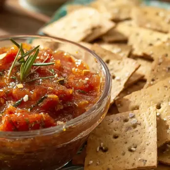 Amandelmeel Crackers met Tomaat-Sjalot Chutney
