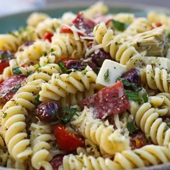 Authentieke Italiaanse Antipasto Pastasalade