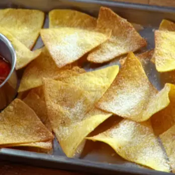 Zelfgemaakte Maïschips uit de Oven