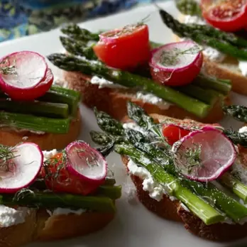 Crostini met Geitenkaas en Gegrilde Asperges