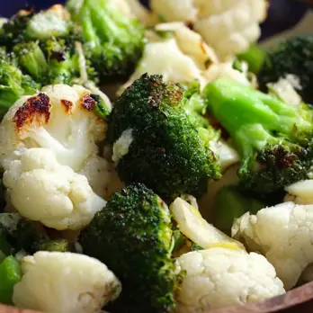 Knoflookroerbak van Broccoli en Bloemkool