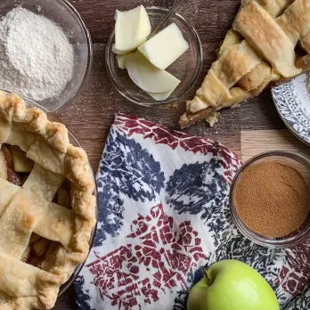 Klassieke Appeltaart met Mascarpone en Slagroom