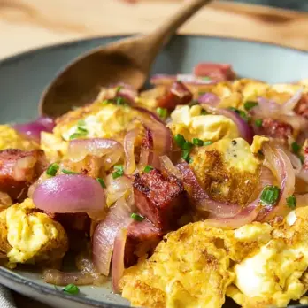 Matzo Brei met Gekarameliseerde Uien en Salami