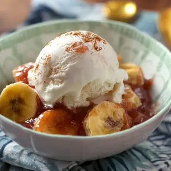 Tropisch Sundae met Guavesaus en Bananenchips