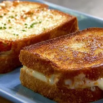 Gegrilde Kaassandwich met Pittige Kip en Blauwe Kaas