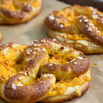 Zachte Pretzels met Pimiento Kaasvulling