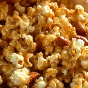 Zelfgemaakte Karamel Popcorn met Gezouten Pinda's