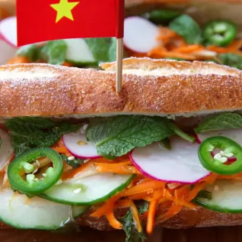 Banh Mi Hotdogs met Frisse Groentesalade