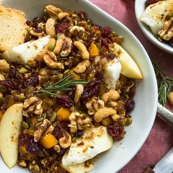 Gebakken Brie met Hartige Granola en Appelschijfjes