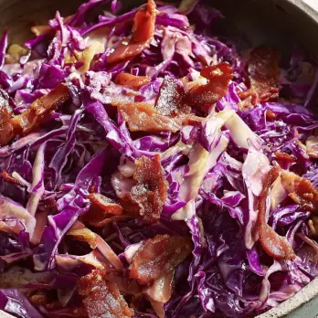 Zuidelijke Coleslaw met Bourbon en Krokant Spek