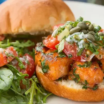 Zalmburgers met Citroen-Kappertjes Aioli en Boerenkool Slaw