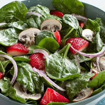Spinaziesalade met Aardbeien en Maanzadendressing