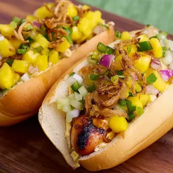 Pittige Mango Hotdogs met Gebakken Uitjes