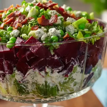 Gelaagde Erwten Salade met Romige Kruidendressing